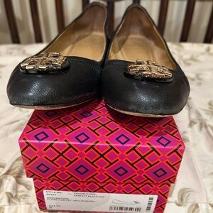 Tory Burch Black Flats with Gold Emblem - Description Claire 2 Ballet